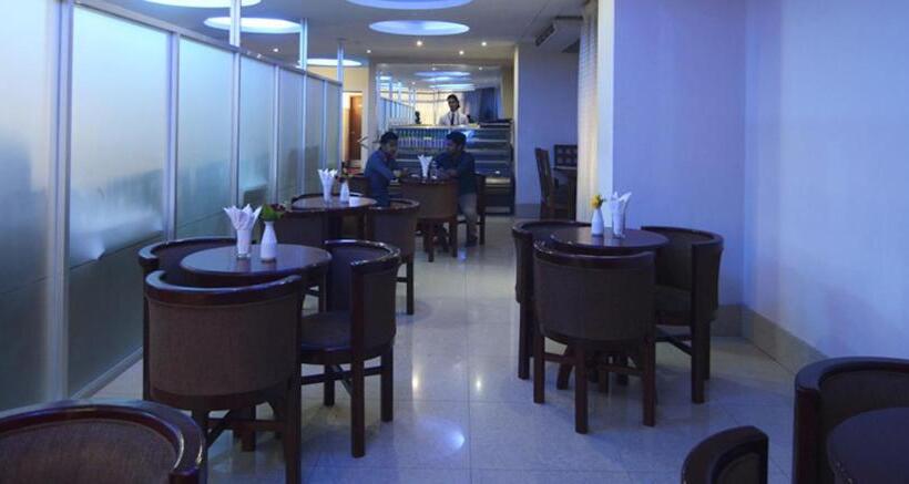 هتل Holiday Xpress