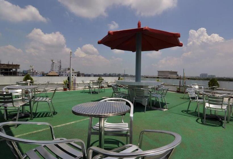 هتل Holiday Xpress