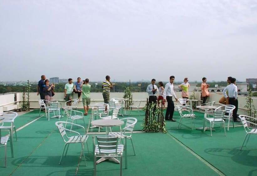 هتل Holiday Xpress