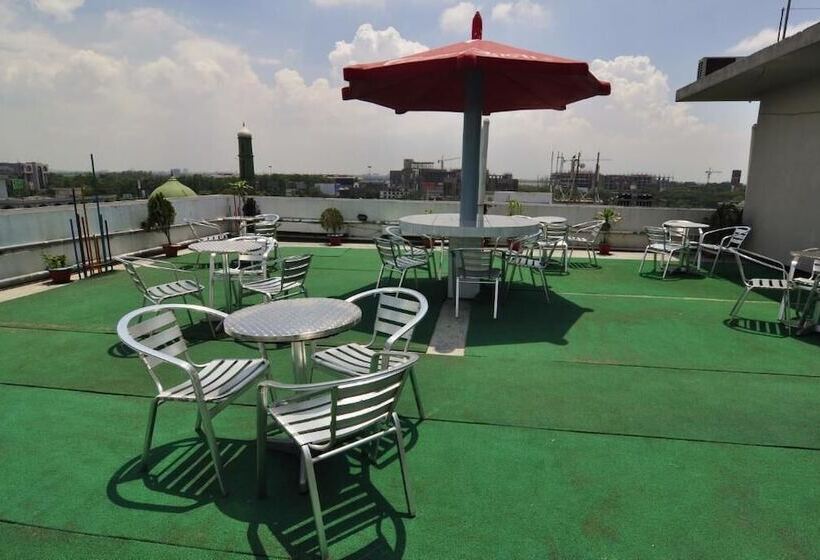 هتل Holiday Xpress