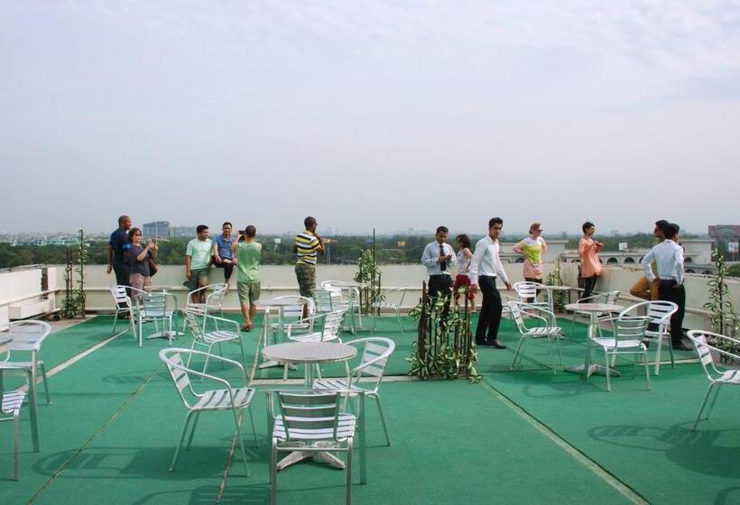 هتل Holiday Xpress