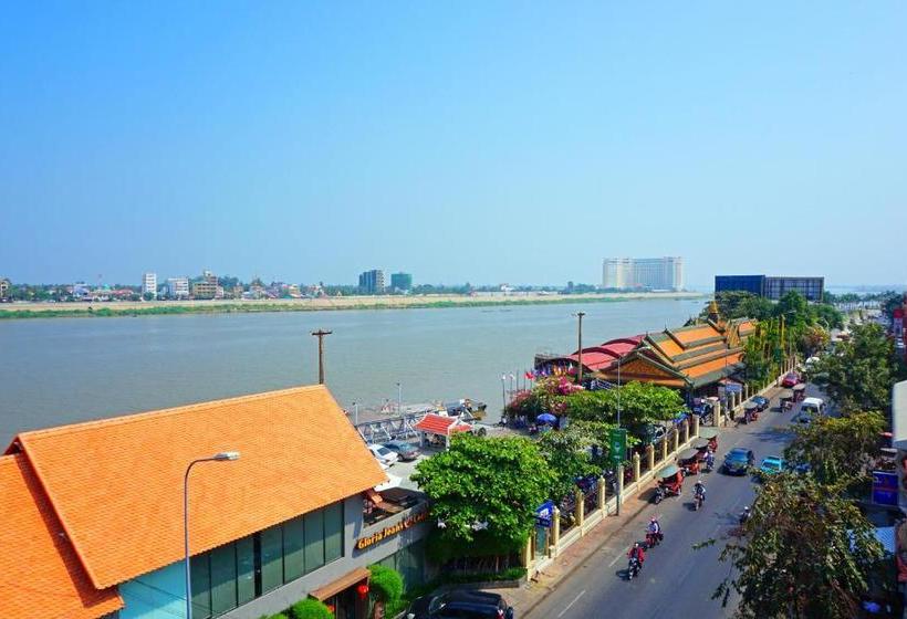 Maya Papaya Cafe & Hostel(one Stop)