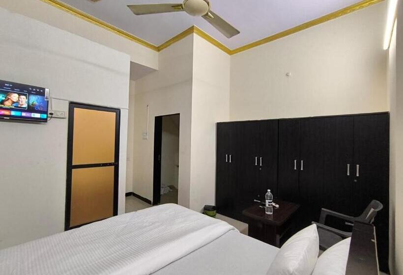 ホテル K K Residency