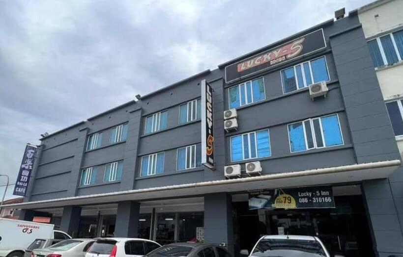 호텔 Lucky   5 Inn