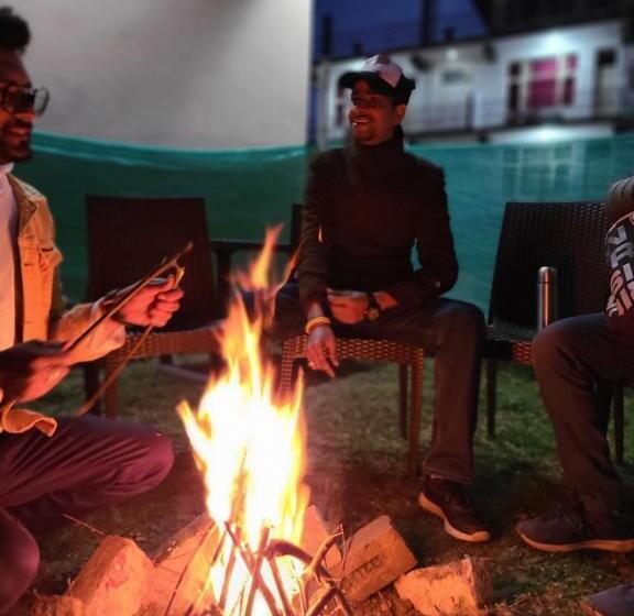 호텔 Neo Himalyan Stays