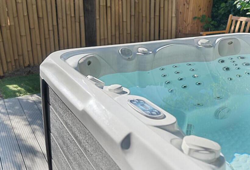 Luxe Kamer Met Jacuzzi Bij B&b Gezond Aan Zee   Toegang Wellnesstuin Meerprijs