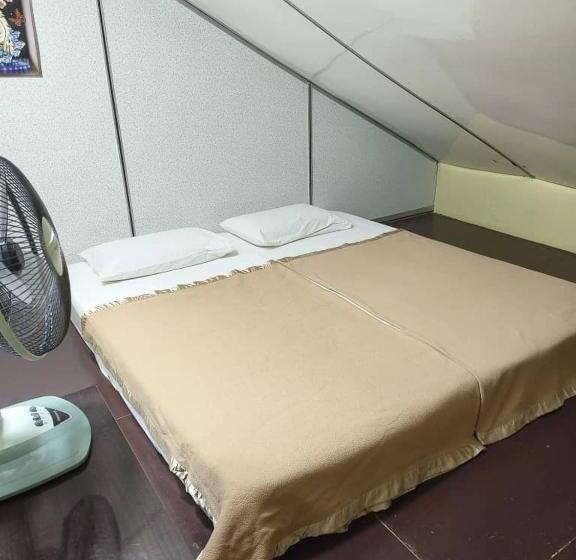 بنسيون De Cameron Guest House