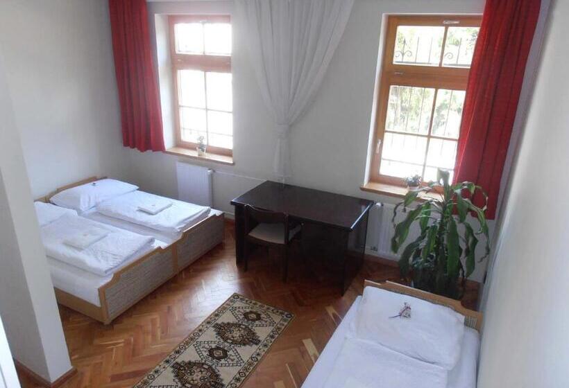 הוסטל Martineum Felnőttképző Akadémia