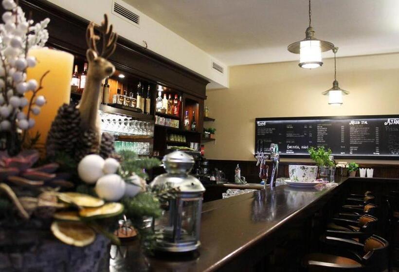 ベッドアンドブレックファースト Alice Panzió Gold