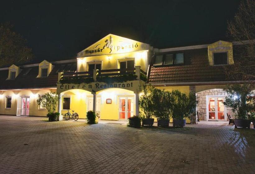 צימר Huszár Panzió és étterem