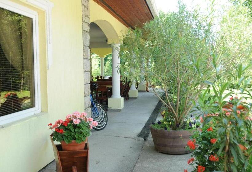 צימר Huszár Panzió és étterem