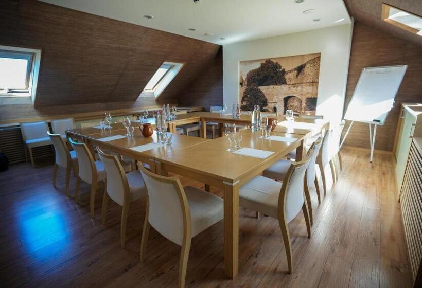 تختخواب و صبحانه Imola Udvarház Dessert