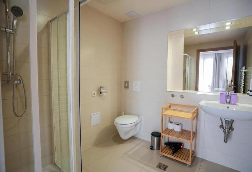 تختخواب و صبحانه Imola Udvarház Dessert