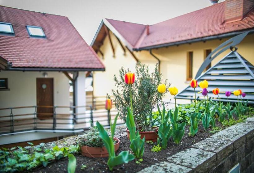 تختخواب و صبحانه Imola Udvarház Dessert