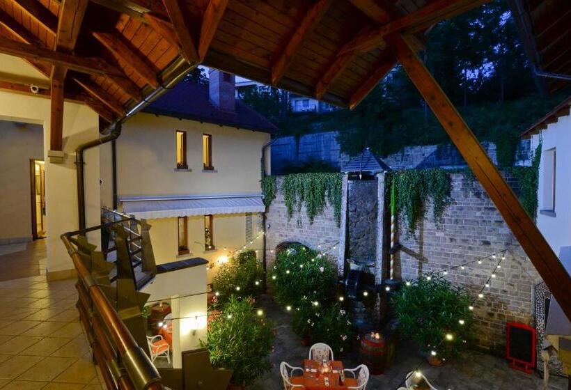 تختخواب و صبحانه Imola Udvarház Dessert