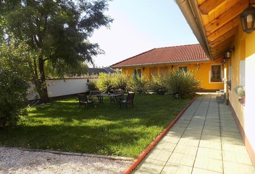 ベッドアンドブレックファースト Platán Panzió