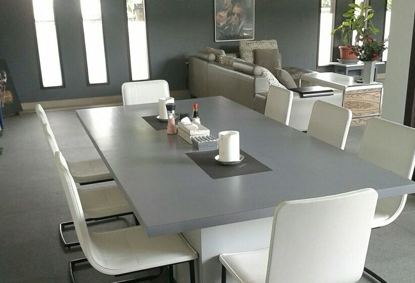 住宿加早餐  Villa Rumah Putih Abu Abu