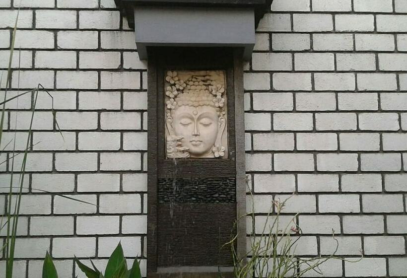 住宿加早餐  Villa Rumah Putih Abu Abu