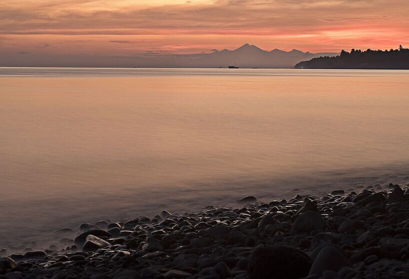 Cili Emas Oceanside Resort