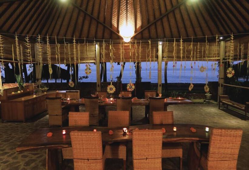 Cili Emas Oceanside Resort