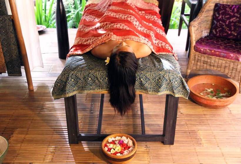 Cili Emas Oceanside Resort