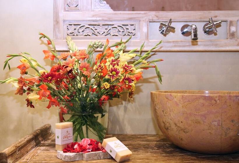 Cili Emas Oceanside Resort