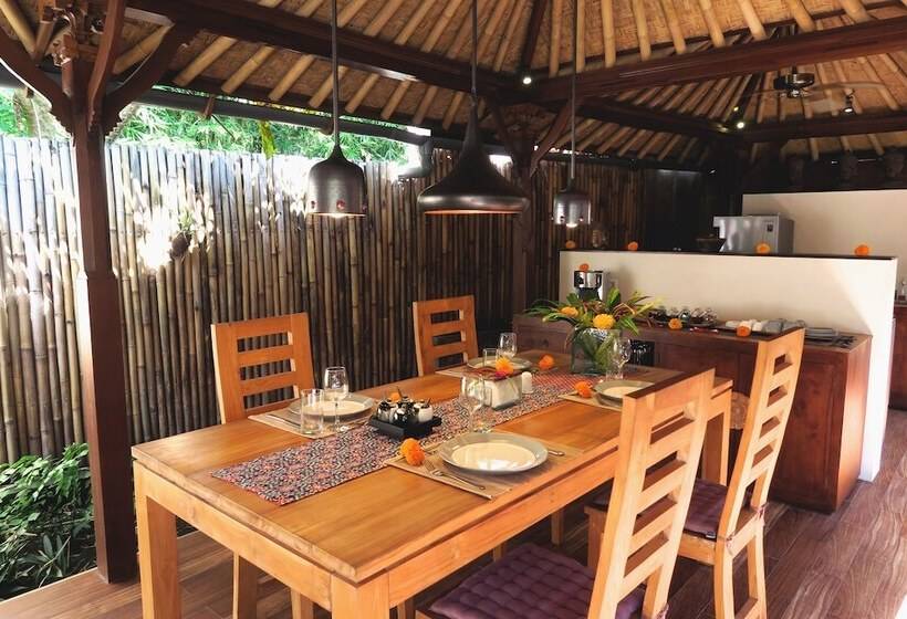 Cili Emas Oceanside Resort