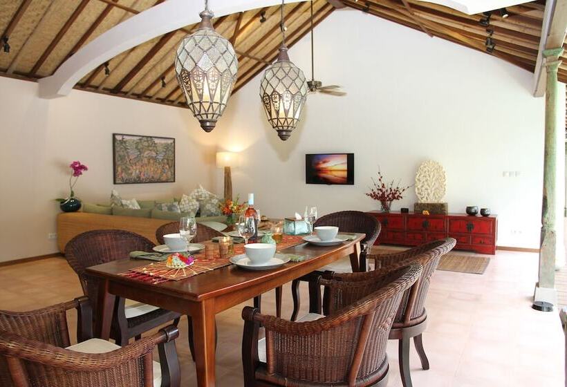 Cili Emas Oceanside Resort