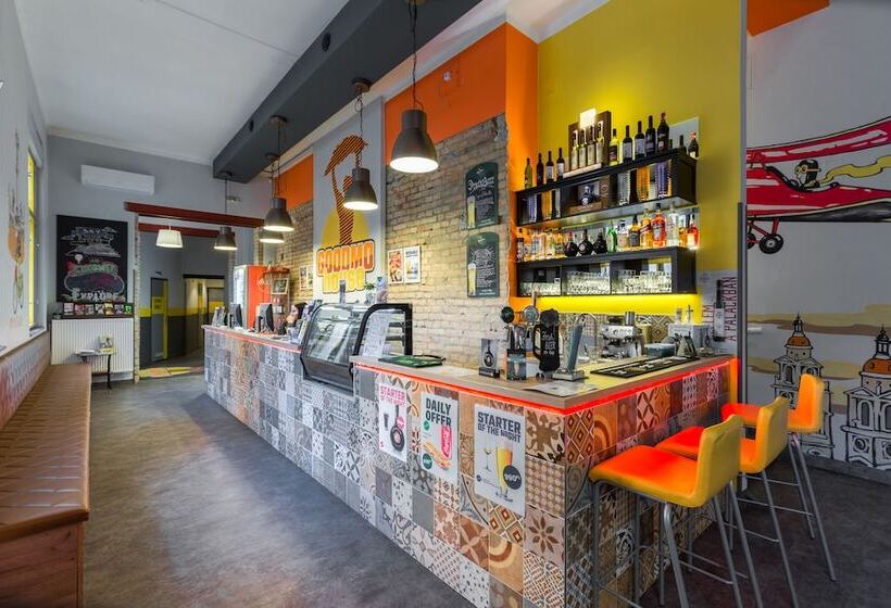 Goodmo House   Hostel