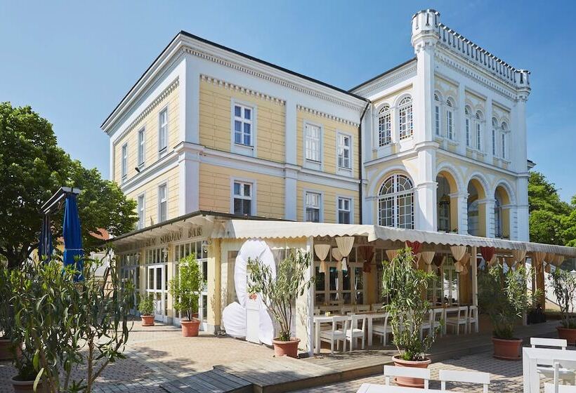 בית מלון כפרי Astoria