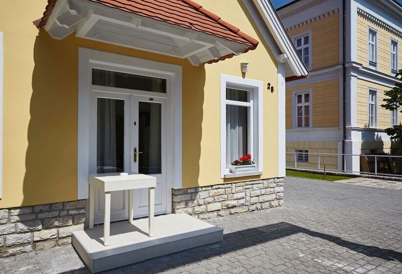 בית מלון כפרי Astoria