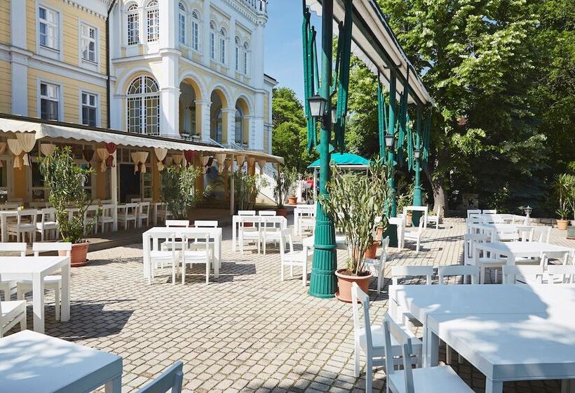 בית מלון כפרי Astoria