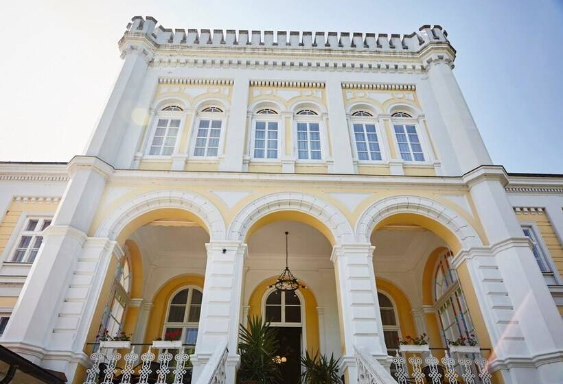 בית מלון כפרי Astoria