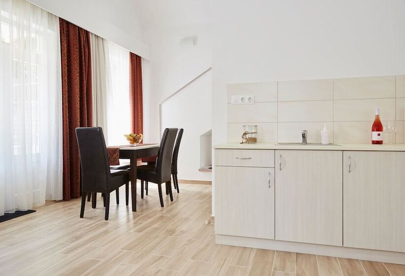 בית מלון כפרי Astoria