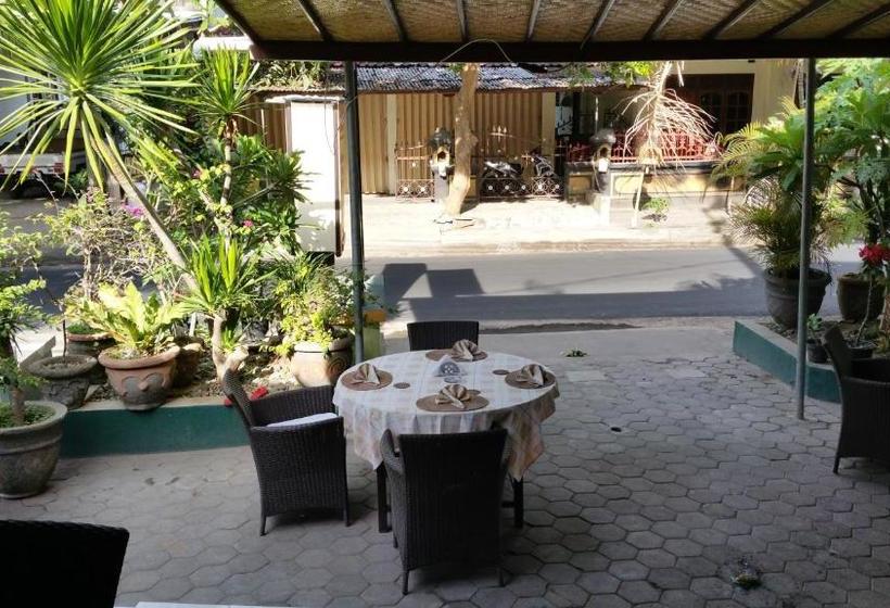 בית מלון כפרי Ayu Taman Sari