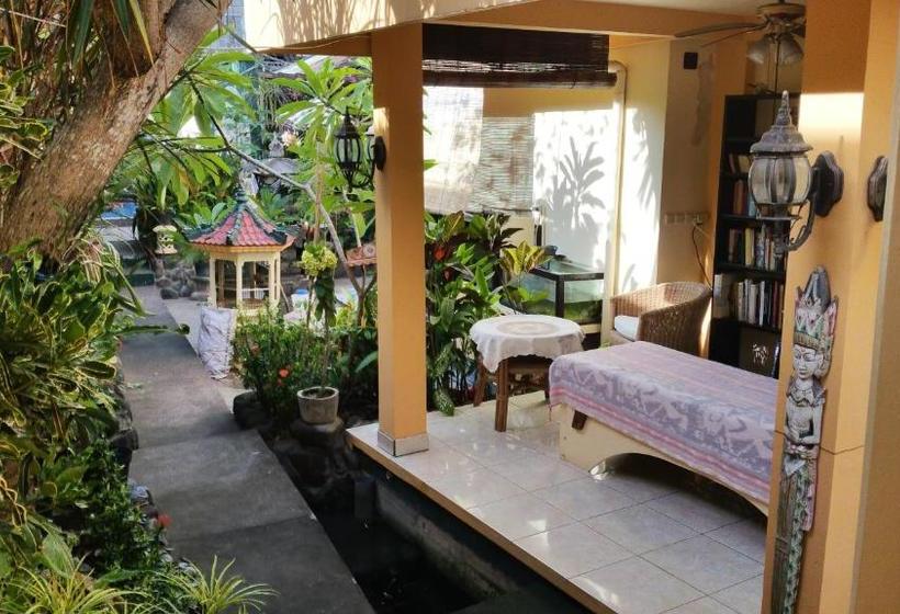 בית מלון כפרי Ayu Taman Sari