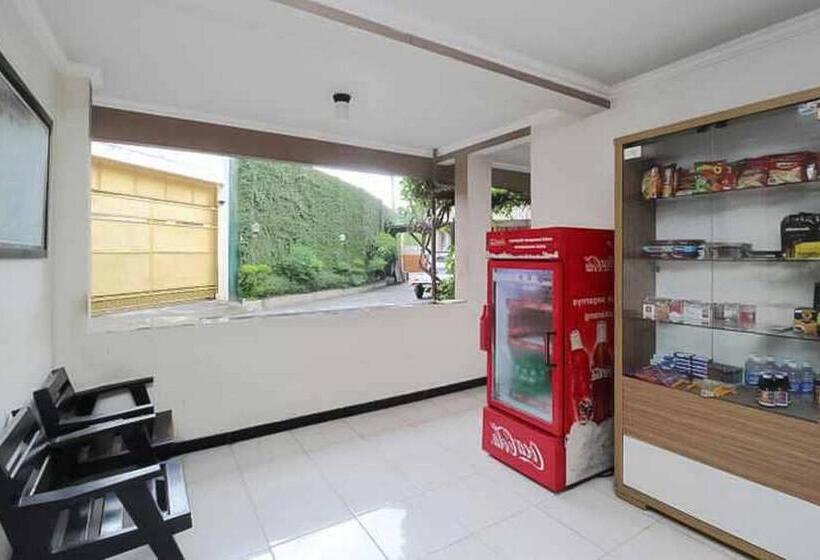 هتل Lestari Near Lippo Plaza Mall Jember Mitra Reddoorz