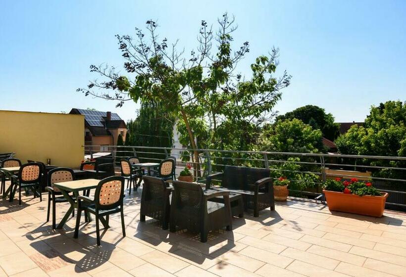 酒店 Négy évszak