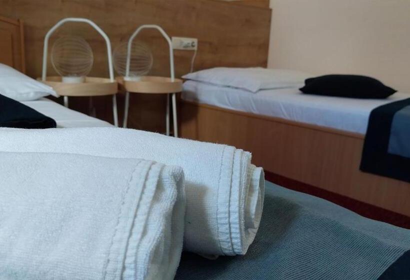 酒店 Oazis Panzió