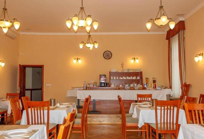 Pannon Hotel Bejelentkezés 20 óráig, Check In Until 20 O Clock, Einchecken Bis 20 Uhr