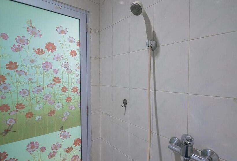 Отель Reddoorz Near Nagoya Citywalk Batam 2