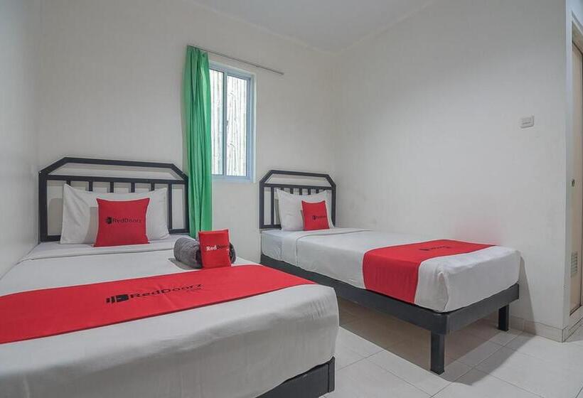 Отель Reddoorz Near Nagoya Citywalk Batam 2