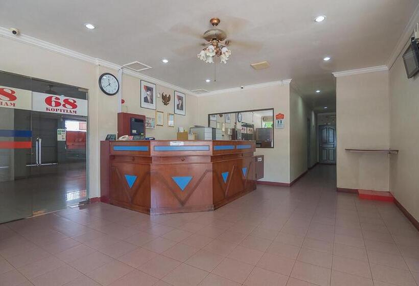 Отель Reddoorz Near Nagoya Citywalk Batam 2