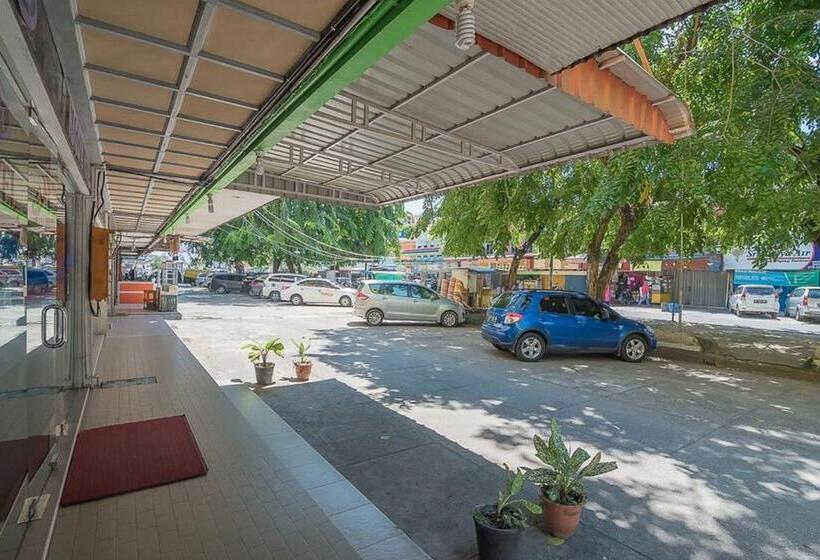 Отель Reddoorz Near Nagoya Citywalk Batam 2