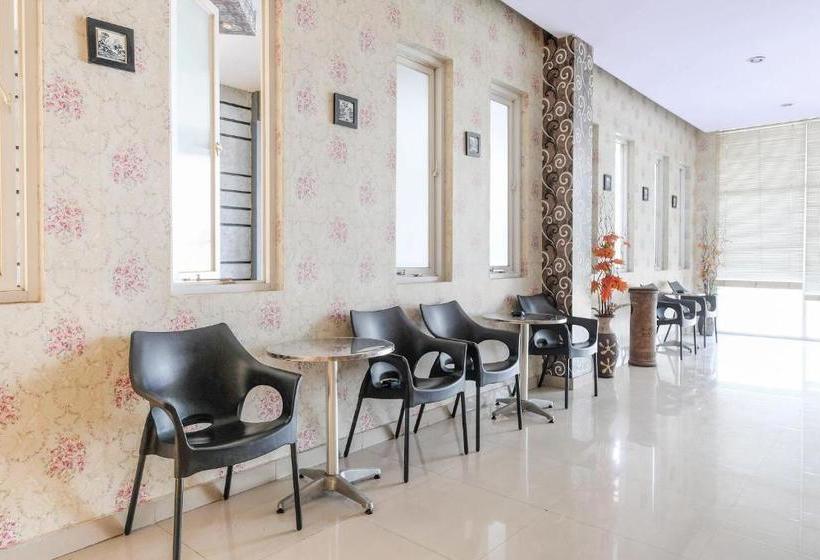 酒店 Reddoorz Plus @  Star 88