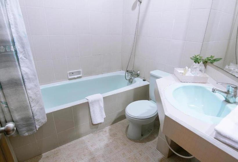 בית מלון כפרי Tanjung Pesona Beach Resort & Spa