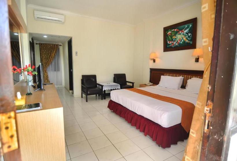 בית מלון כפרי Tanjung Pesona Beach Resort & Spa