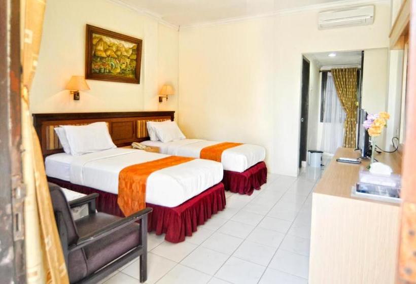 בית מלון כפרי Tanjung Pesona Beach Resort & Spa