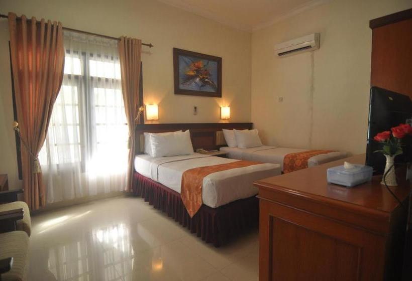 בית מלון כפרי Tanjung Pesona Beach Resort & Spa