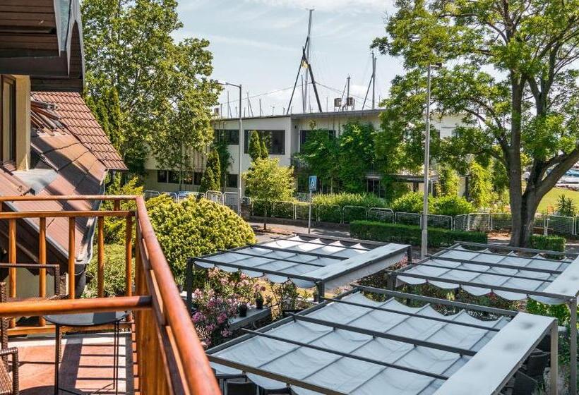 Отель Tihany átrium